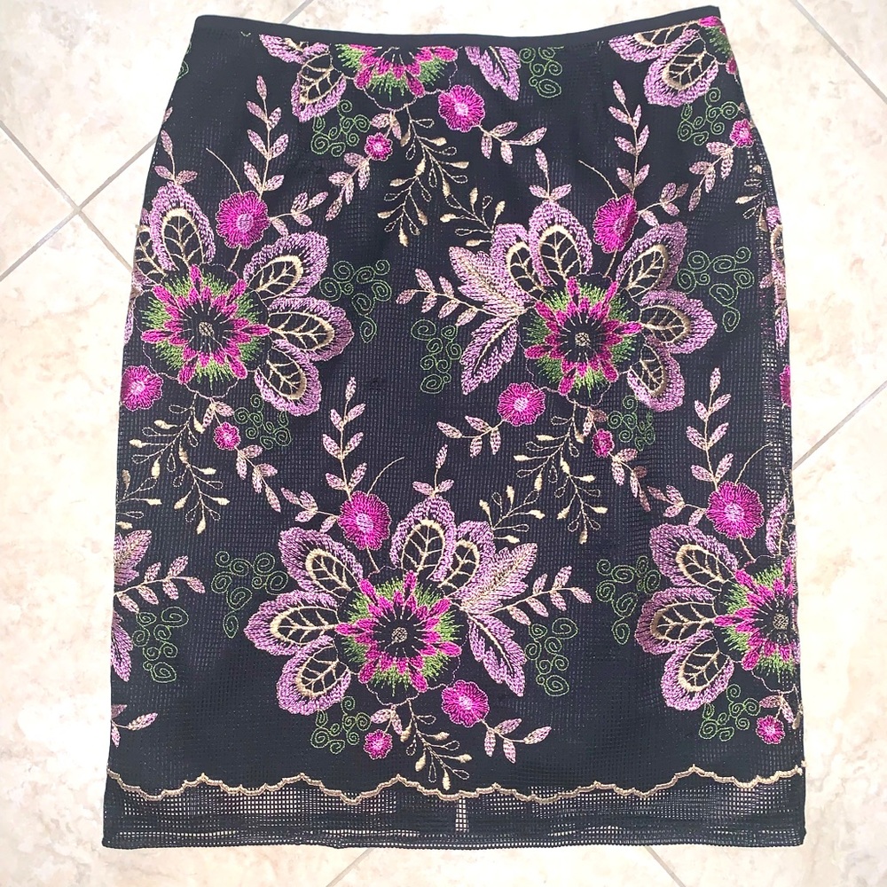 Tahari: Multi-Colored Floral Skirt, Size 8P